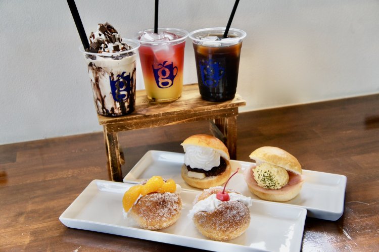 チョコレートチップパーズン590円〜670円、ハイビスカスオレンジ420円〜520円、ドリップコーヒー420円〜470円。かわごえコッペ260円〜340円は常時12種類以上がそろう。