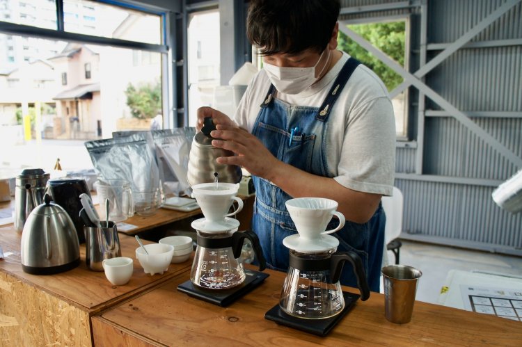 コーヒー焙煎士が厳選した豆を、丁寧にドリップする。一体にほんのりと香ばしい香りが漂うたまらない瞬間。
