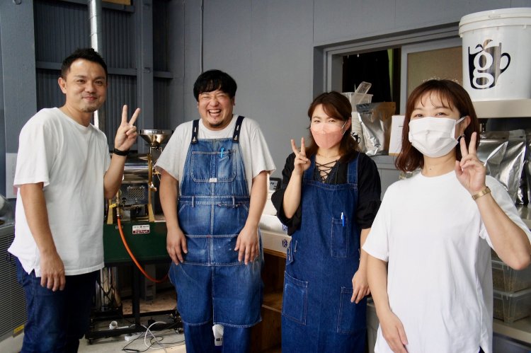 オーナー大谷さんをはじめとした、明るく快活なスタッフたち。