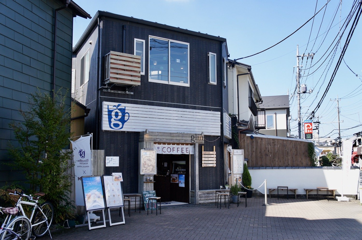 鮮やかなブルーの「g」が印象的な、元町1号店の外観。