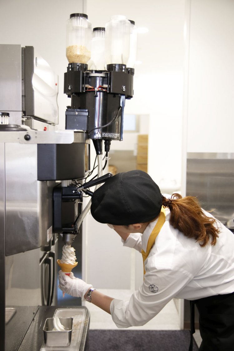 特別なマシンで砕いたお菓子をミックス。