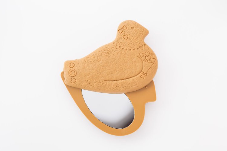 裏はリボンやハートが付いた女の子バージョンの鳩サブレーで、3倍拡大鏡付き。