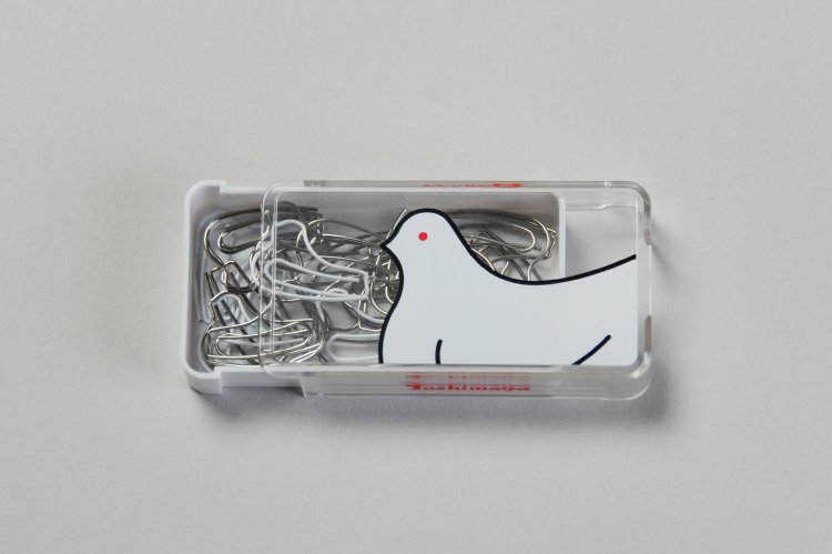 鳩クリップス700円。鳩妻鏡と同様、4代目の現社長が生み出した鳩サブレー型のゼムクリップ。定番のシルバーだけでなく、白色のクリップも混ざっている。約23個入り。