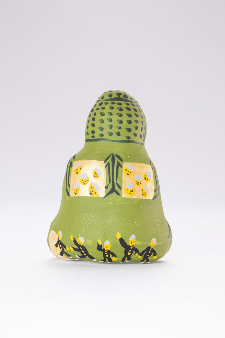 沖縄の作家・豊永盛人さんによる琉球張り子の大仏さん。背中を向ければ、ワイワイと楽しげな修学旅行生たちが描かれているところが、鎌倉っぽい！！