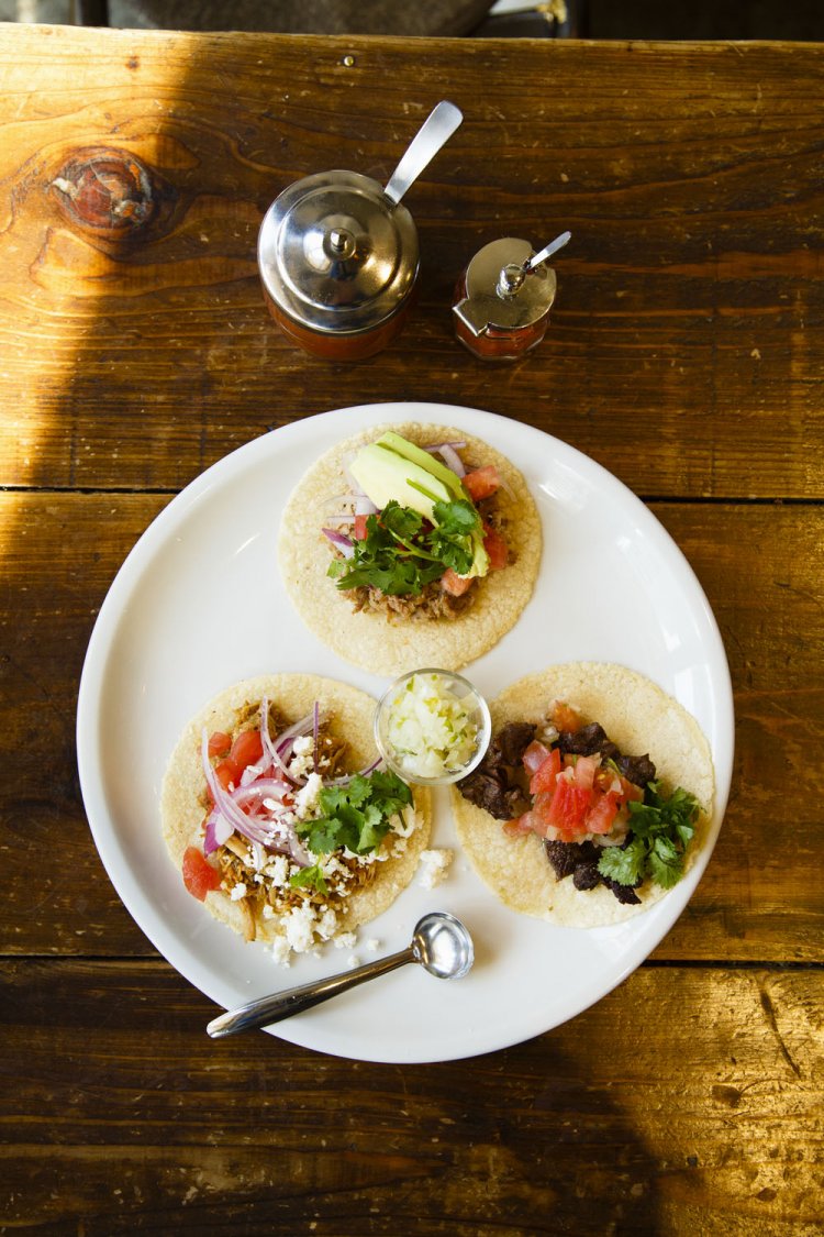 選べるタコスの具材を自家製の国産トルティーヤに挟んで。タコスプレート2400円。