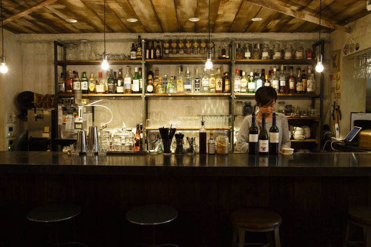 店内にバーカウンターも。