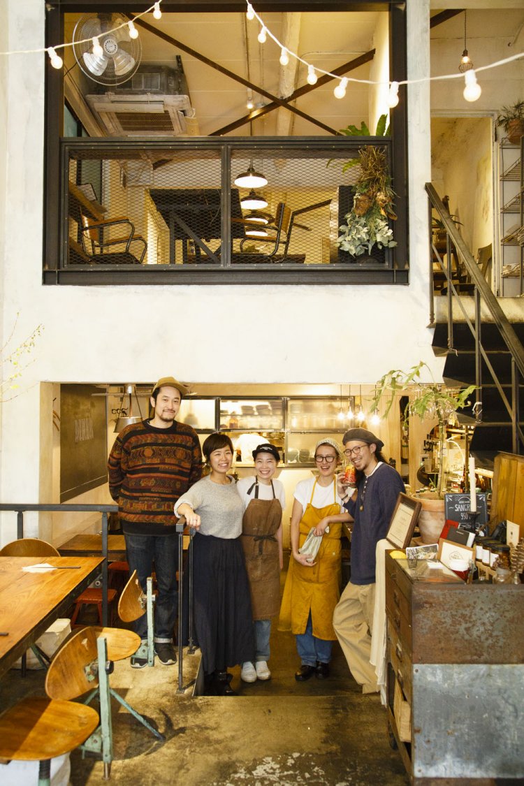 店主の北出さん（左）とスタッフの皆さん。