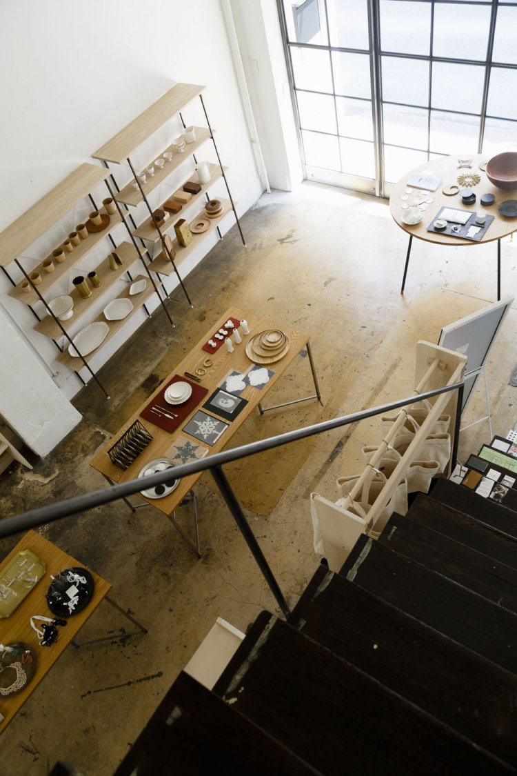 入り口のシャッターはガラス戸に。高天井に倉庫だった名残が感じられる。