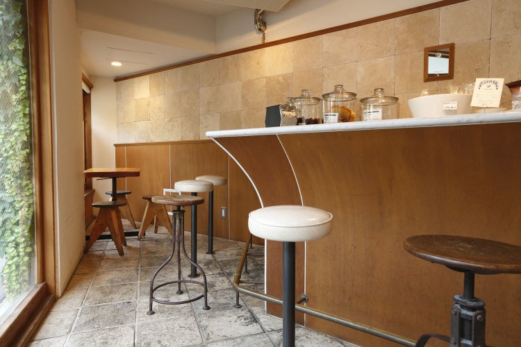 おしゃれな店内でファラフェルの揚げ上がりを待つのも楽しい。