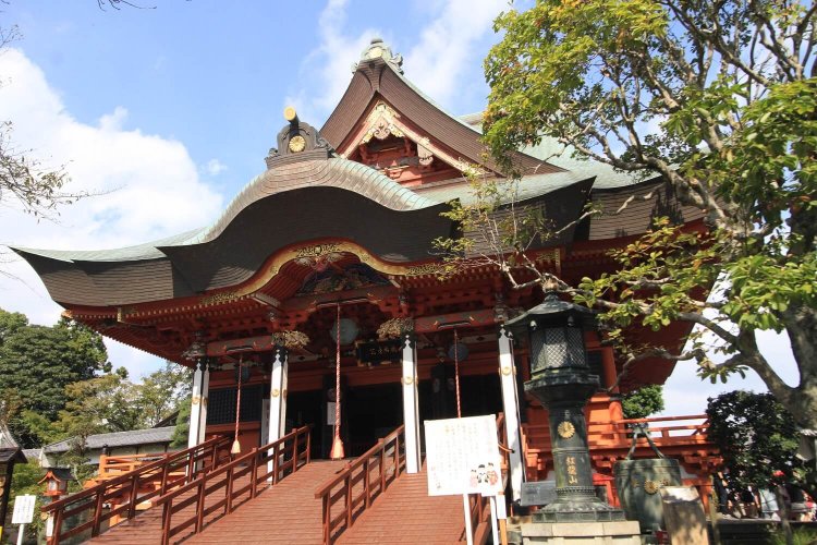 唐破風付きの向拝（こうはい）を持つ、三方破風造りの華麗な本堂。本堂・楼門・鐘楼が千葉県指定有形文化財。