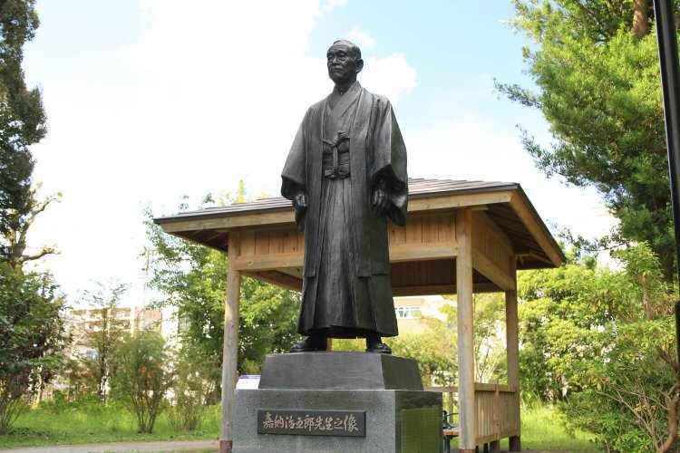 令和2年に建立されたばかりの治五郎像。背後の東屋には治五郎の筆による書額の複製が掲げられている。