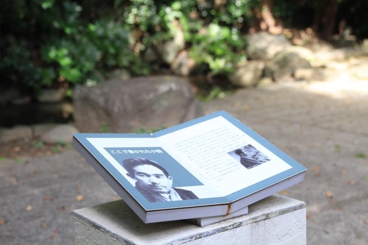 『志賀直哉邸跡』には、ここで書かれた小説の説明板が。『城の崎にて』『暗夜行路』などの名作がこの地で生まれた。『雪の日』など我孫子を描いた作品もあるとは！