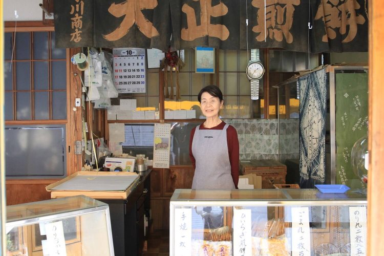 「ウチの大ばあばが『昔は、ハケの道を行き来する志賀直哉をよく見かけたよ』と言ってました」と、『大正煎餅』の看板娘・木川美代子さん。