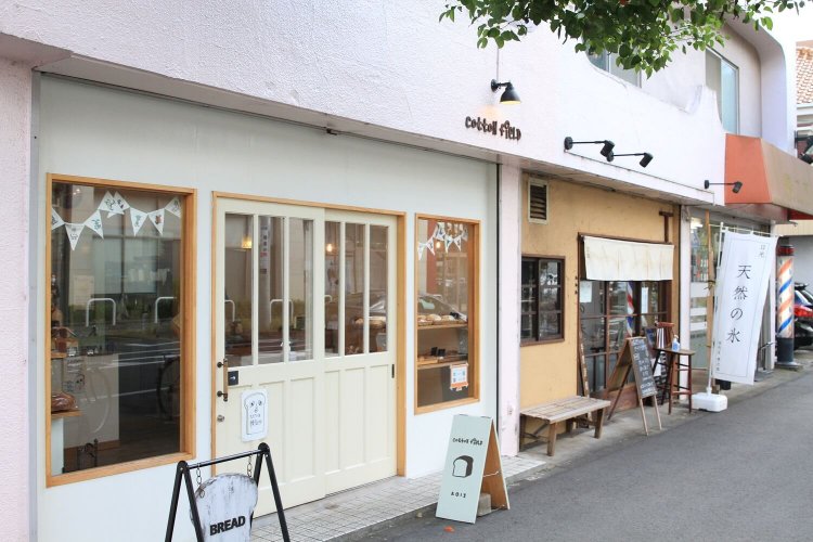 我孫子市若松の交差点を順路の逆である右に曲がると、個人商店のベーカリーやカフェがある。少し寄り道して小腹を満たしたり、一服したりもおすすめ。