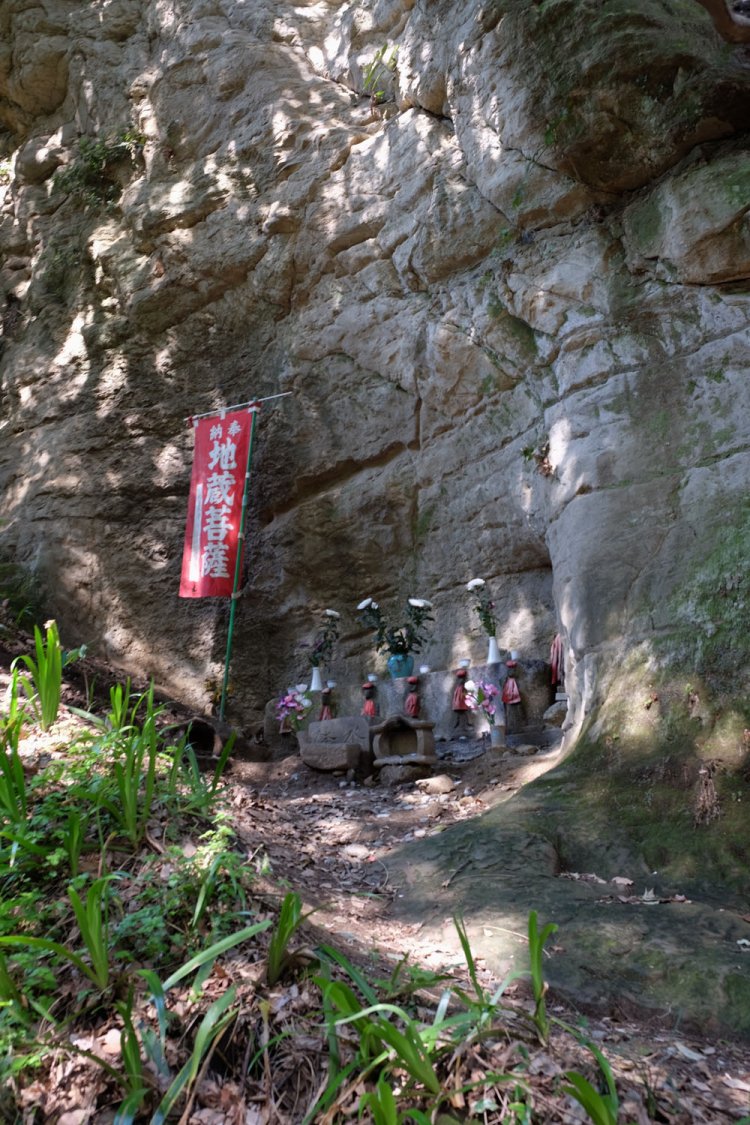 切通しの最上部付近にある六地蔵菩薩。建立時期は不明だが、頻繁に通行されていた証しだ。