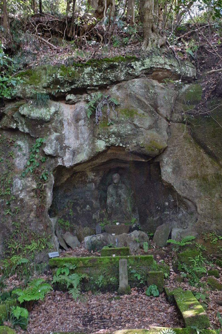 巡礼古道を上がったところにある金剛窟地蔵尊。岩をくり抜いた奥にある。