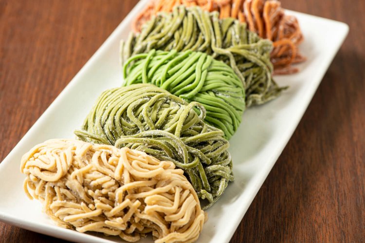 ショウガやアシタバ、クロレラなどを練り込んだオリジナル低糖質麺。