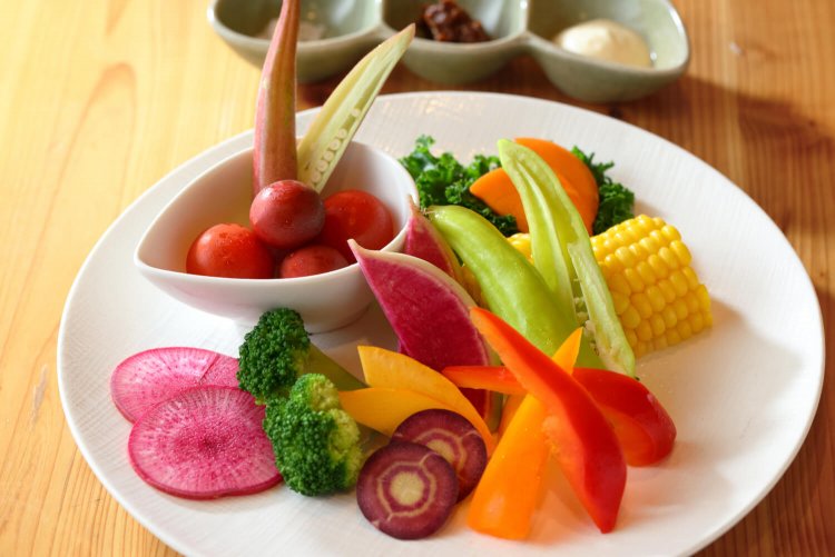すべてのコースで提供される野菜盛り合わせ（写真は2人前）。