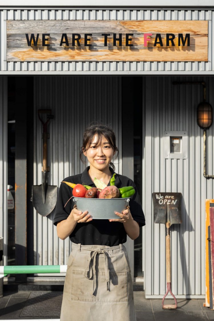 「私たちも定期的に農場に足を運びます」と店長の出窪真由子さん。