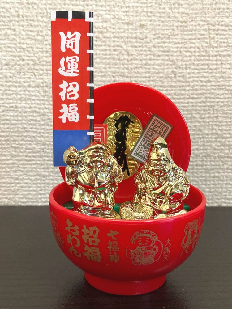 東京タワーで購入した金ピカ置物。なぜ七福神の中から大黒様と恵比寿様が選ばれたのかは謎