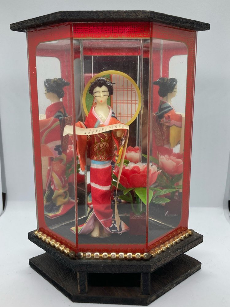 こちらも東京タワーで購入した置物。モチーフが中国っぽい