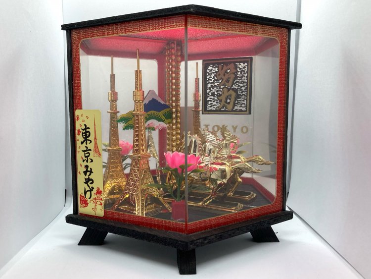 実際飾っていると、背面の鏡に金ピカ東京タワーが映って華やかではある
