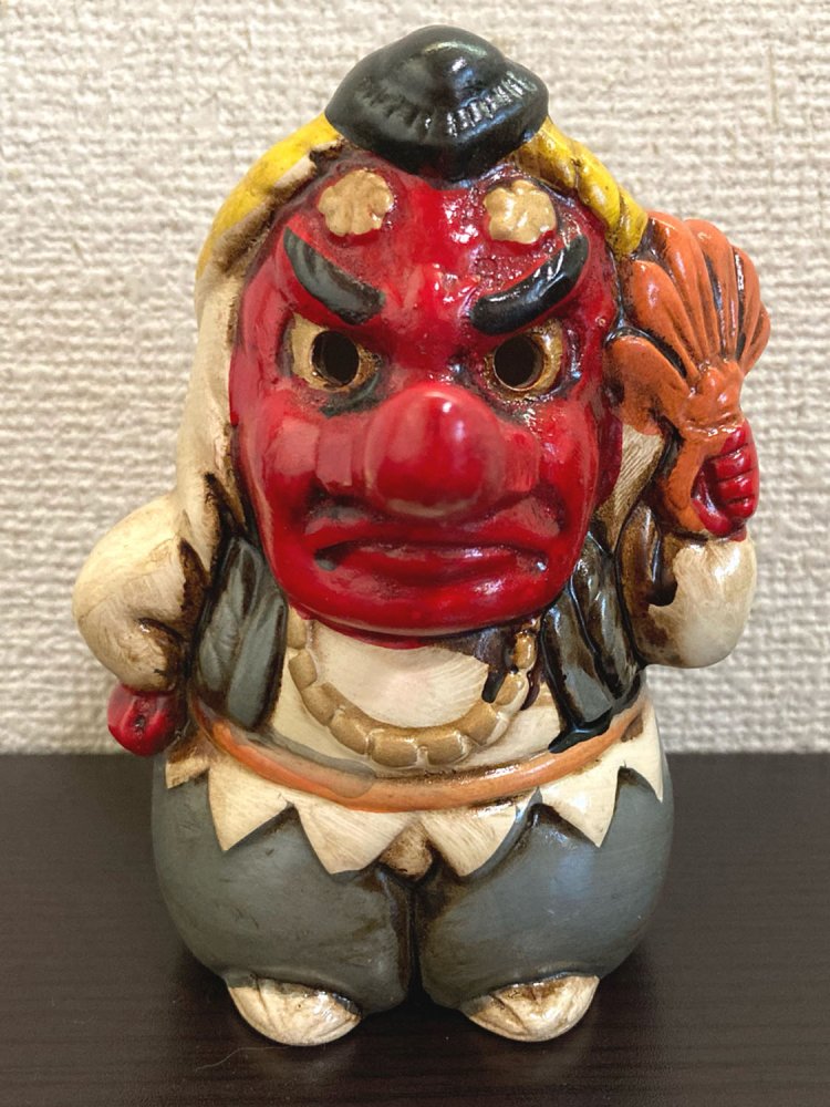 高尾山の天狗貯金箱。置物としてもよくできている