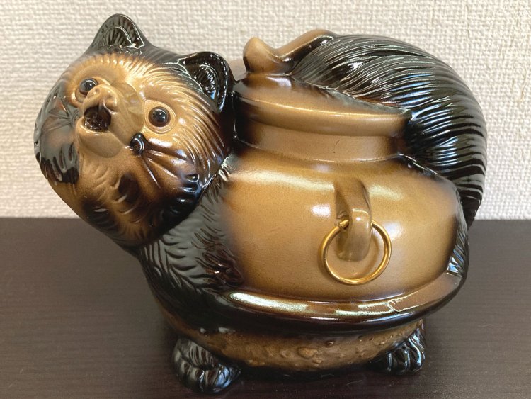 丼くらいある大きな狸。１円玉貯金をしたら何枚貯まるだろう