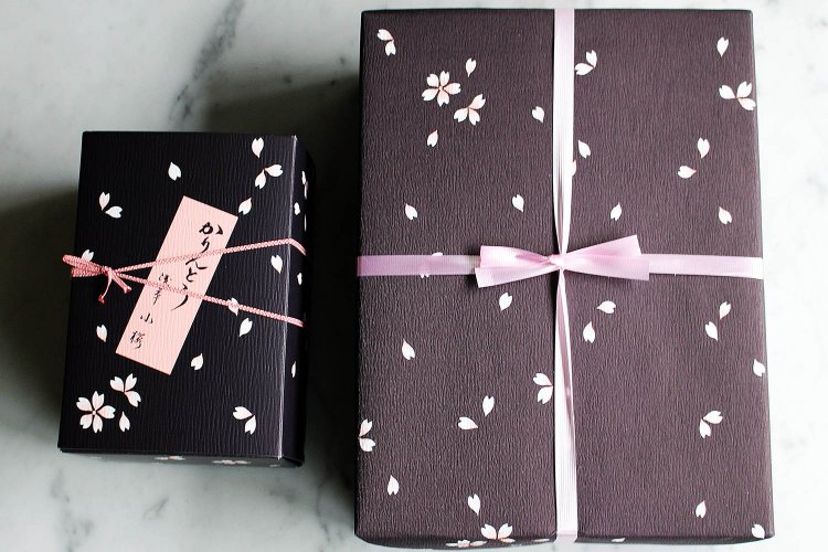 左は小箱2種詰め合せ紙箱入り240g864円、右は8種小分け袋詰め合わせ「きさかた（中）」18袋入り2916円。