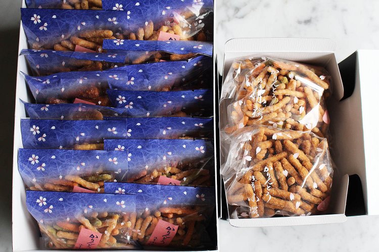 左は詰め合わせ「きさかた（中）」、右は「ゆめじ」と「きなこ」の二種詰め合わせ。