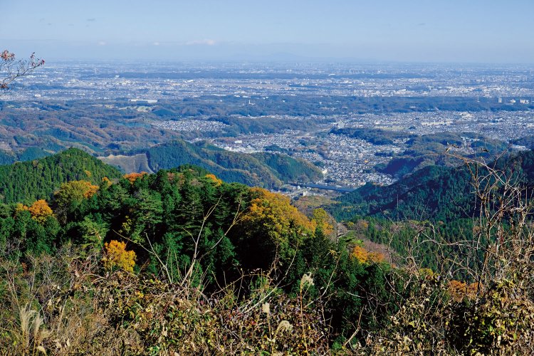 景信山山頂は東側が開けているので都心部や高尾山の眺望がいい。圏央道も見える。