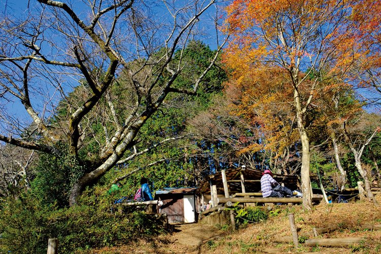 明王峠にも茶屋があるが、週末だけの営業。店は閉まっていたが、休憩所として利用されている。