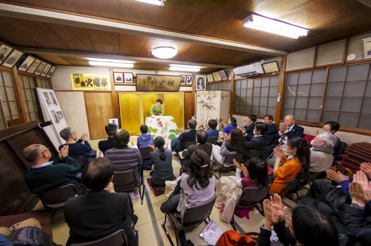 浪曲の歴史がたっぷり染み込んだこの雰囲気にはまって、毎週のようにやってくる常連さんもいる。