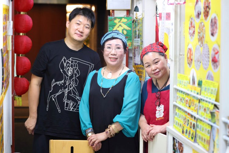 「その日の食材で手づくりするので、中の具材は当日のお楽しみ！」　オーナーの孫さん（中央）と気さくなスタッフが笑顔で出迎える。