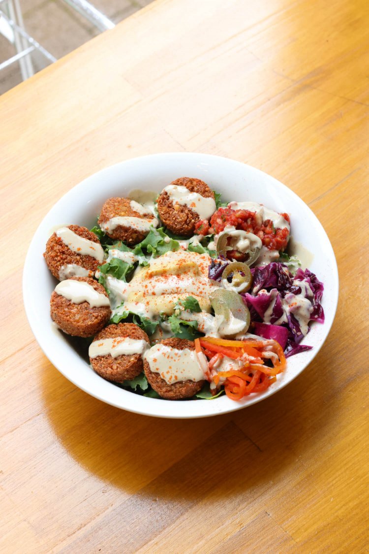 The Brothers' salad Bowl　ファラフェルサラダはトッピングやソースが選べる。1100円。