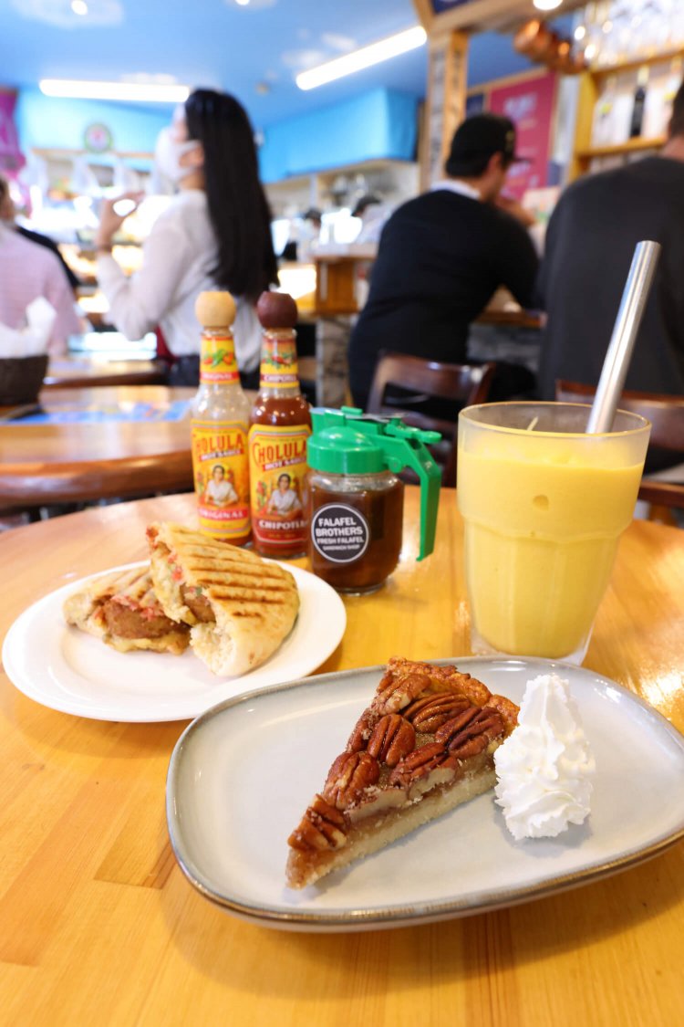 『The Brothers Corner』はサンドイッチやスイーツなどカフェメニューが中心。