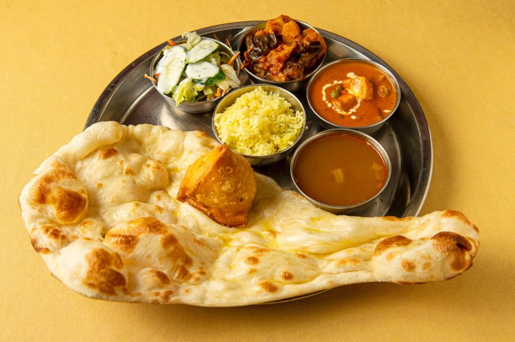 北インドランチメニューより ゴヴィンダススペシャルタリー　クリームを多用したこってりめの味が特徴。ナンが主食。950円。