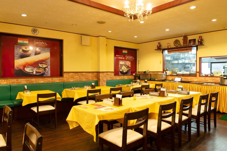 飾らない店内だが独特の異国感が漂う。