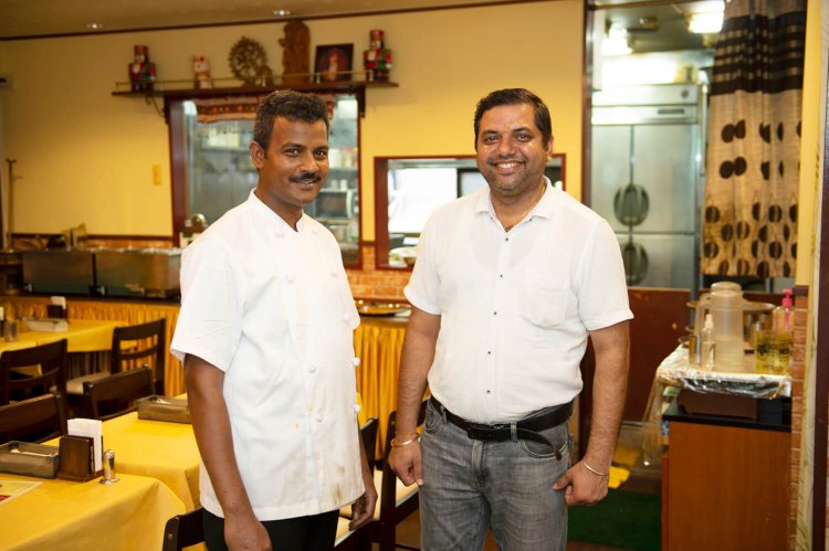 「さっぱりな南インド、こってりな北インドの味を食べ比べてください」　料理長のタルン・アロラさん（左）とサービスのラジャ・ミニストンさんが切り盛りする。