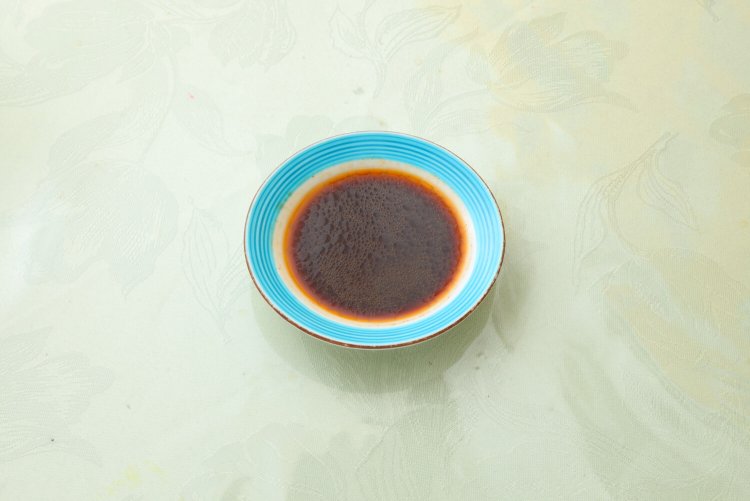 シナモンが香る薬膳ダレがおいしさを引き立てる。