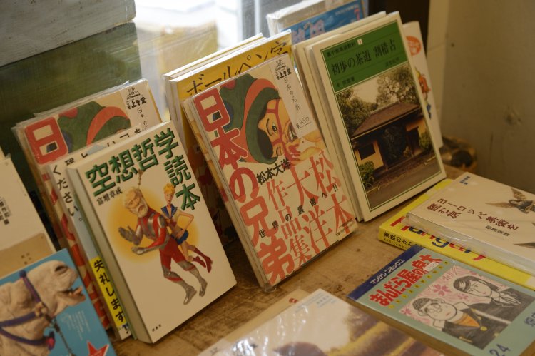 本はジャンル問わずランダムに並べる。