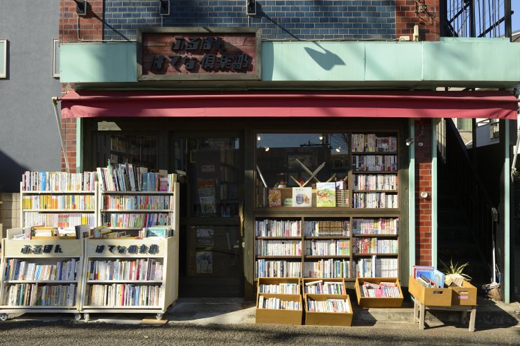 店の表もほとんど本。本棚は内装を手がけたデザイナーのお手製。