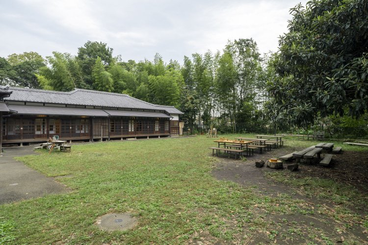 竹馬や輪回しなどの昔遊びもできる庭。