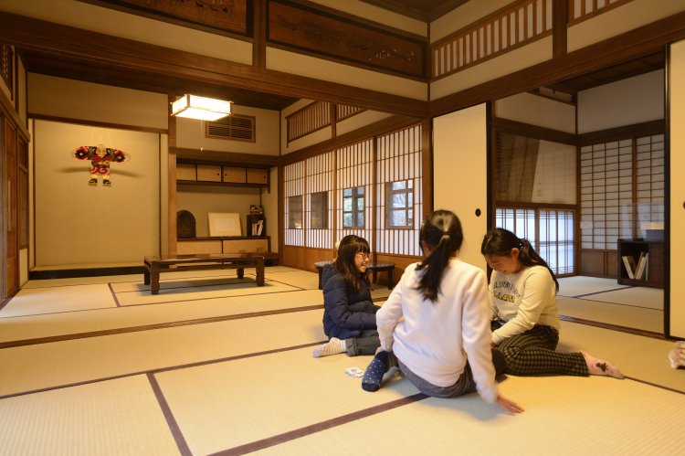 かつて客間と次の間だった和室では昔のおもちゃが置いてある。