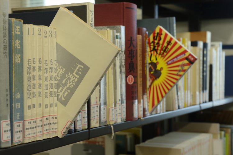 毛沢東選書も中国のお笑いの本も、どんなジャンルも一緒くた。