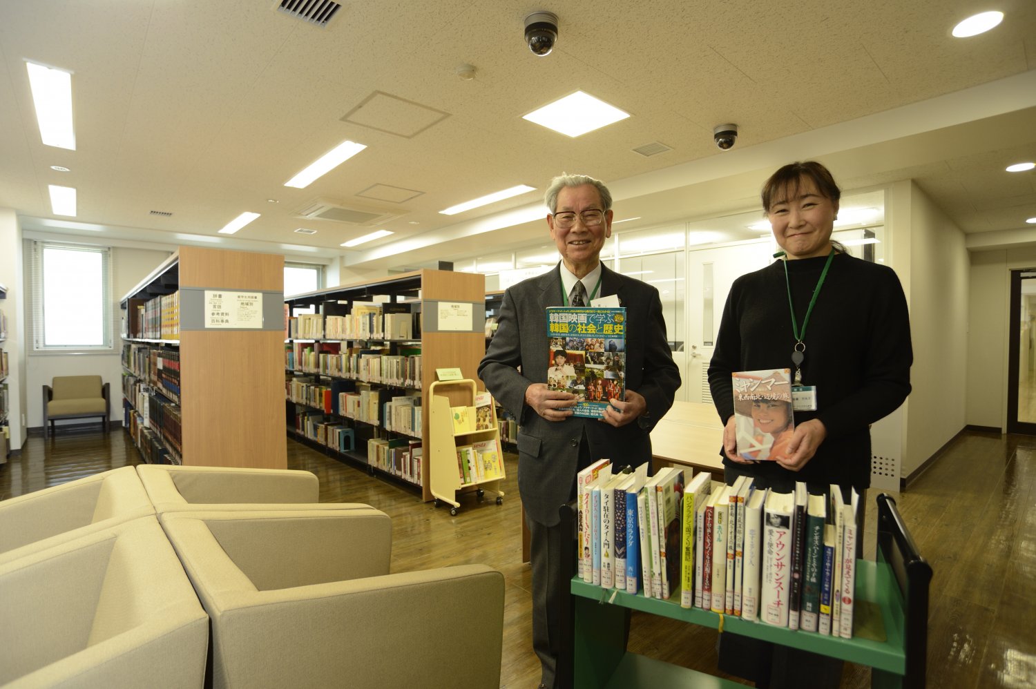 「最近はミャンマーの本が人気」と、篠原館長（左）と司書の佐藤さん。