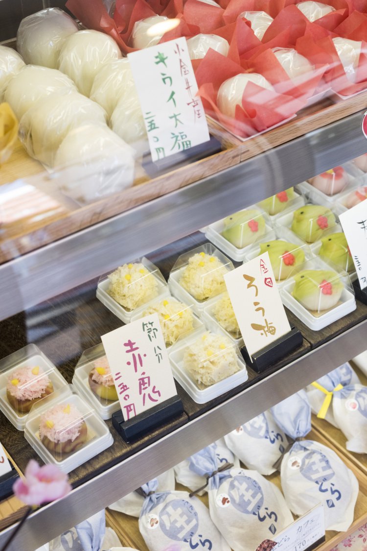生菓子から焼き菓子まで、約35種類の商品が並ぶ。栗きんとん 216円や、MUSASIミルク162円、武蔵小金井の名所をモチーフにしたこがねい桜（春季限定）238円、くじら山173円も人気。