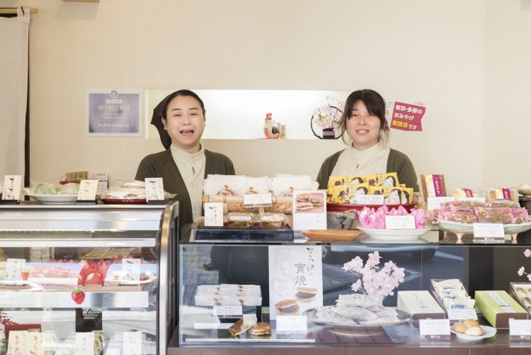 女将の猪狩浩子さん（右）をはじめ、 笑顔でお出迎え。