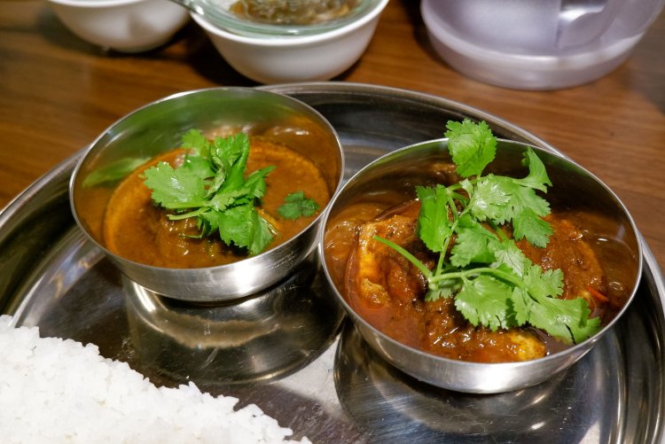 手前が鶏肉のカレー、奥が魚介のカレー。