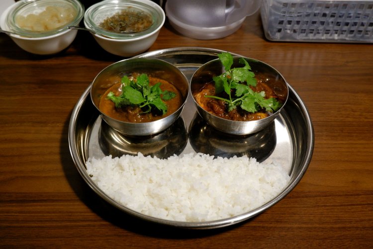 鶏肉と魚介の2種カレーセット　1350円